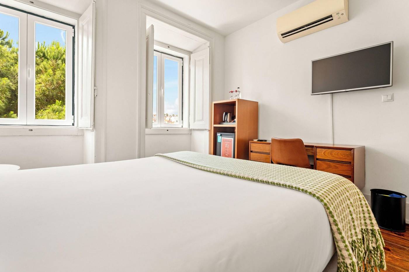 Casa-Do-Jasmim-By-Shiadu-Room-40