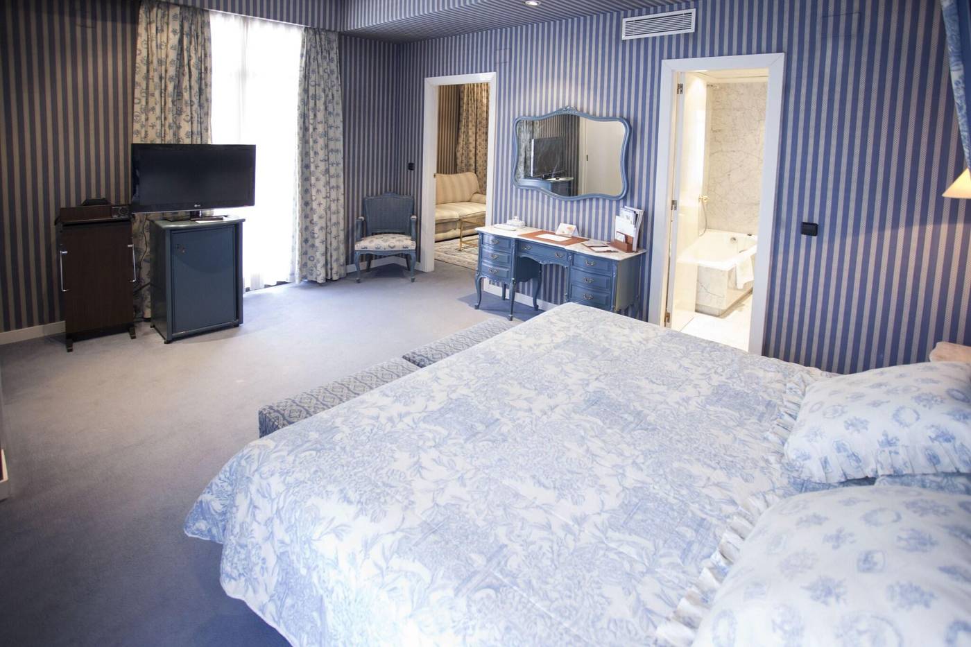 Santos-Agumar-Room-13