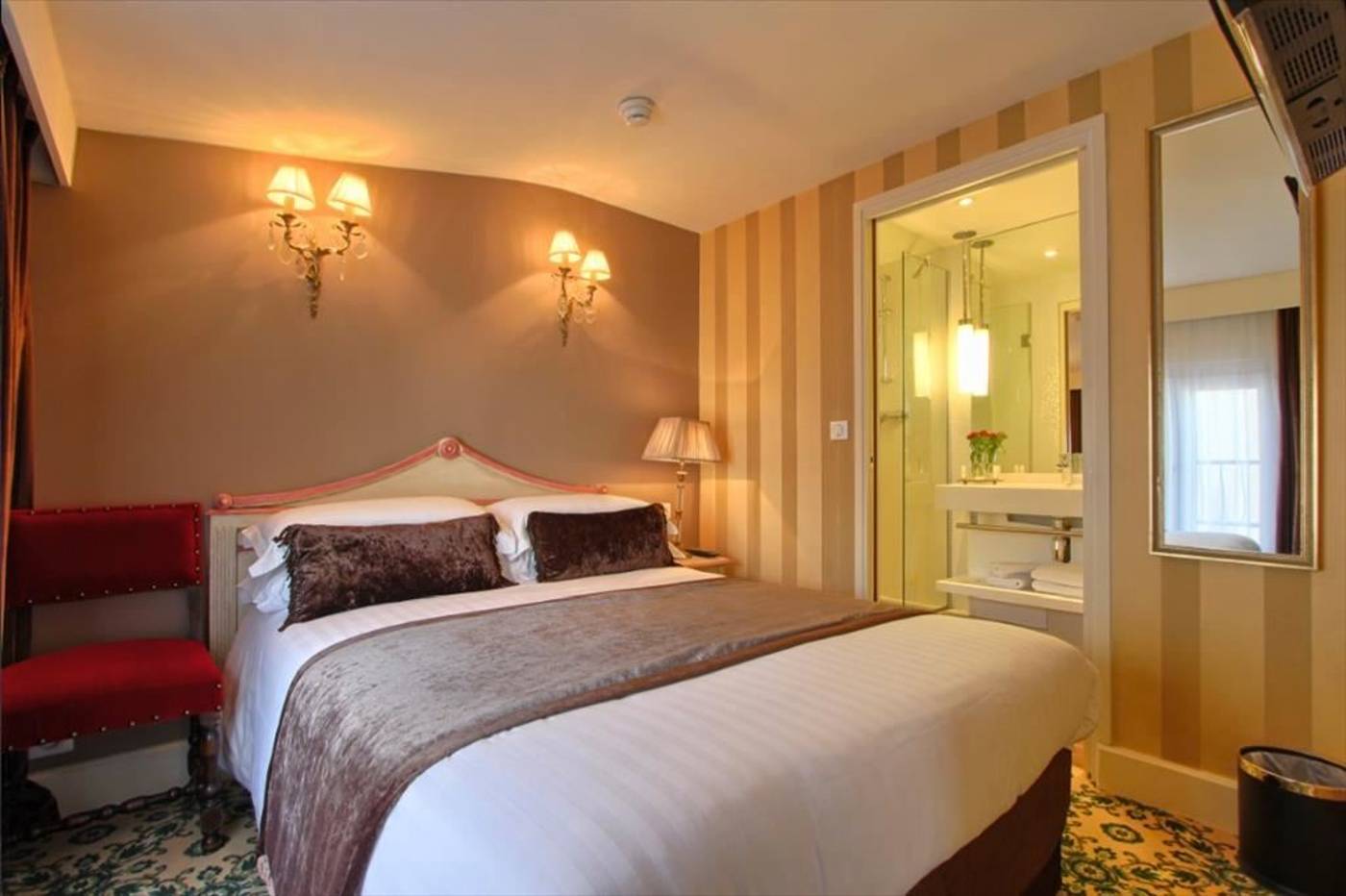 Hotel-Des-Deux-Continents-Room-26