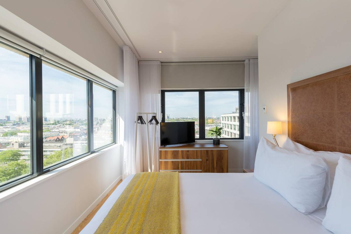 Premier-Suites-Plus-Amsterdam-Room-33