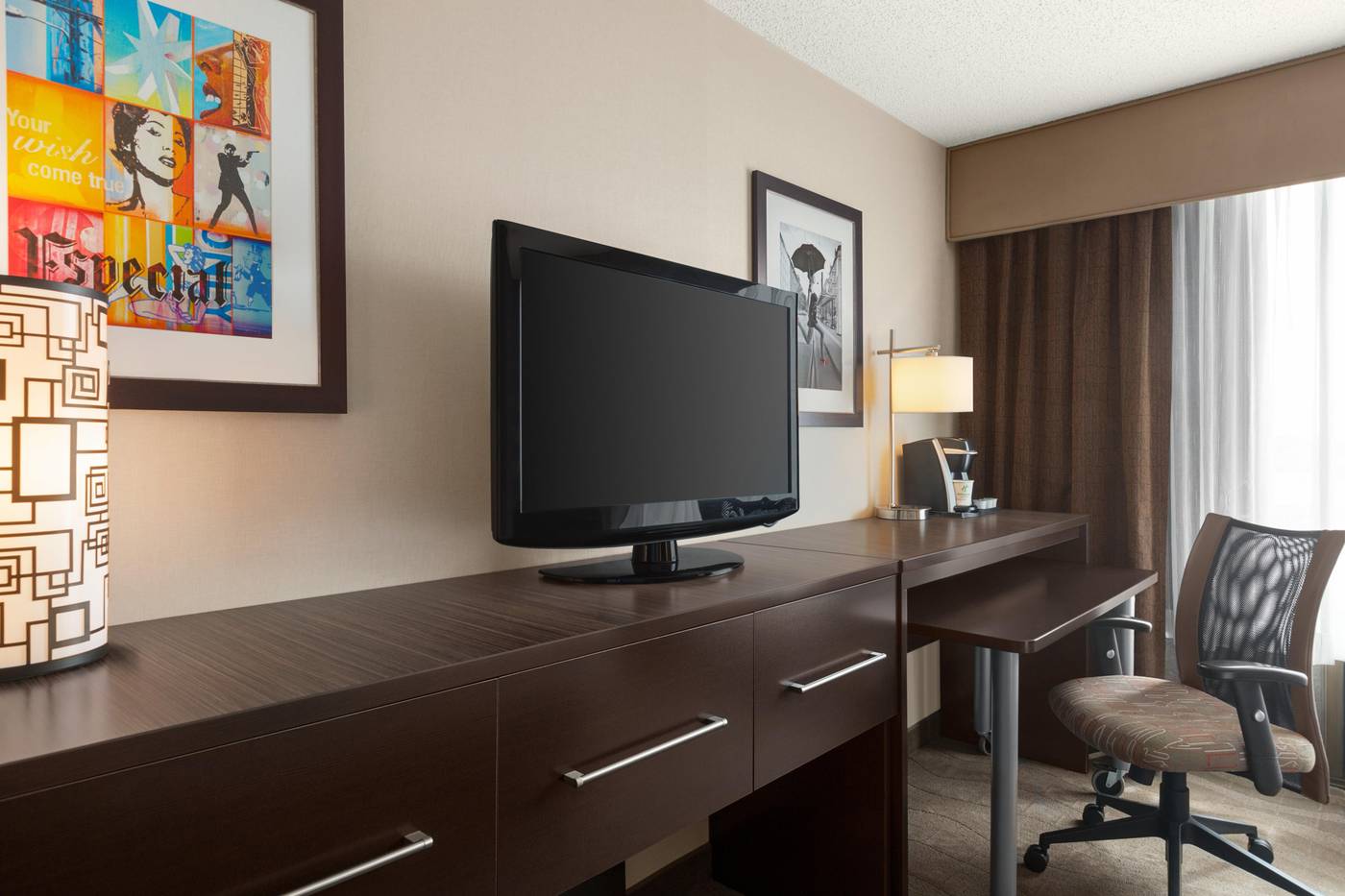 Holiday-Inn-Boston-Bunker-Hill-Area-Room-8