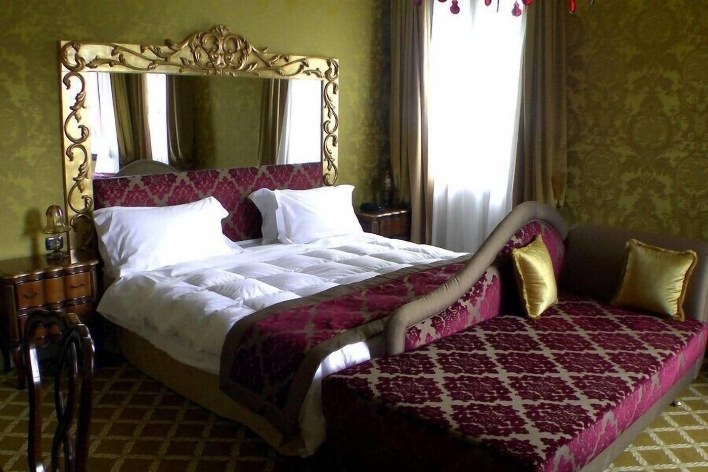 Pesaro-Palace-Room-20