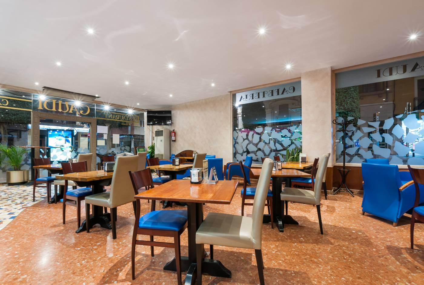 Gaudi-Bar-21