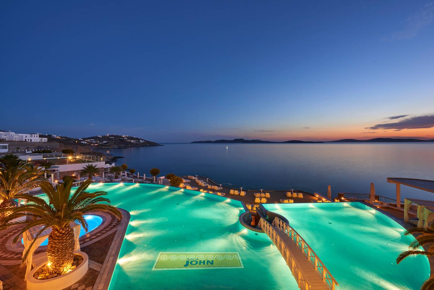 Saint-John-Hotel-Villas---Spa-Pool-10