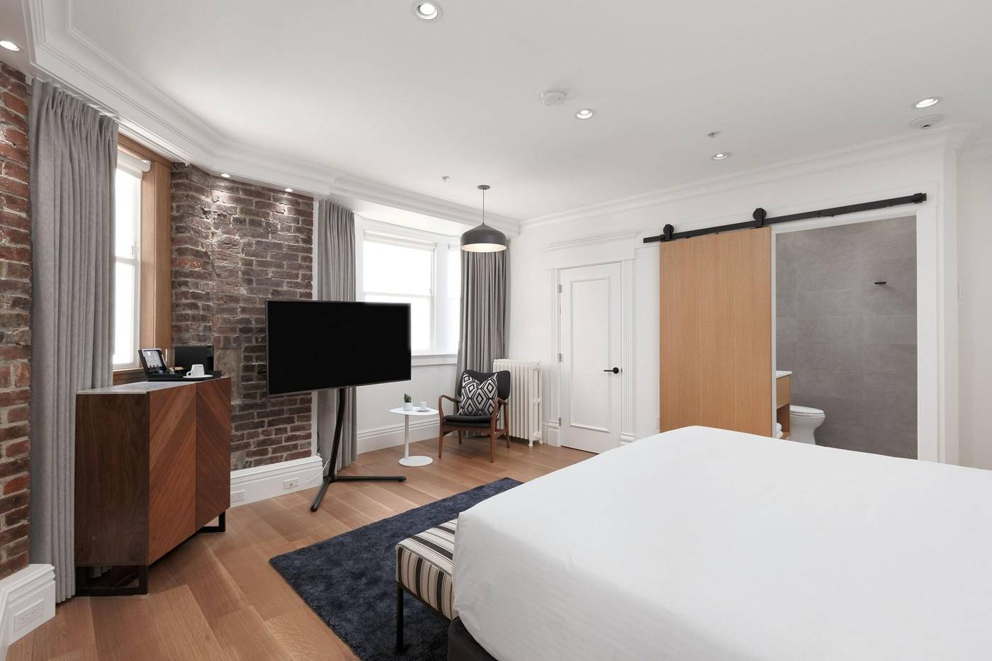 Victorian-Hotel-Vancouver-Room-19