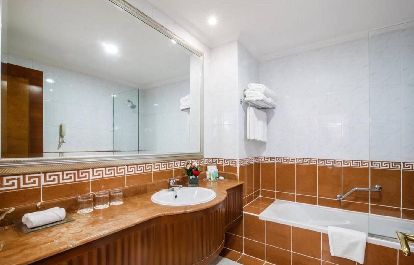 Grand-Excelsior-Bur-Dubai-Room-33