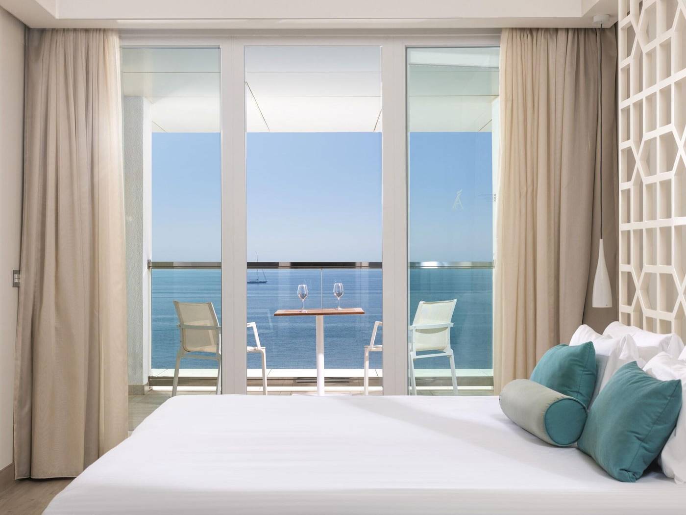 Am----re-Marbella-Beach-Hotel-Room-35
