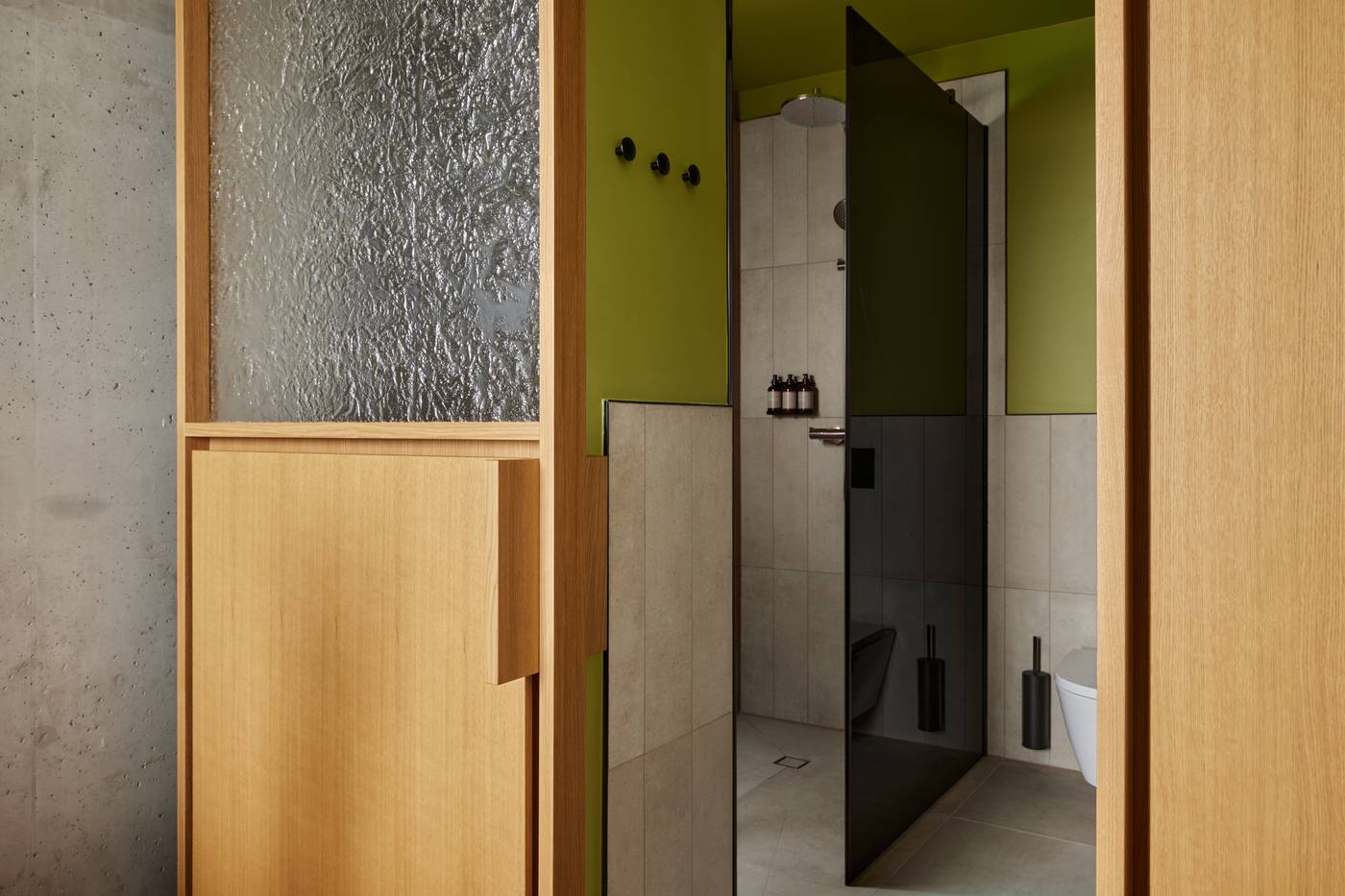 Locke-at-East-Side-Gallery--Friedrichshain-Room-39