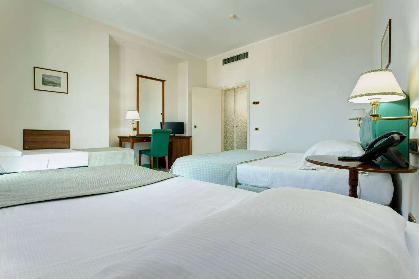 Lloyd-s-Baia-Room-22