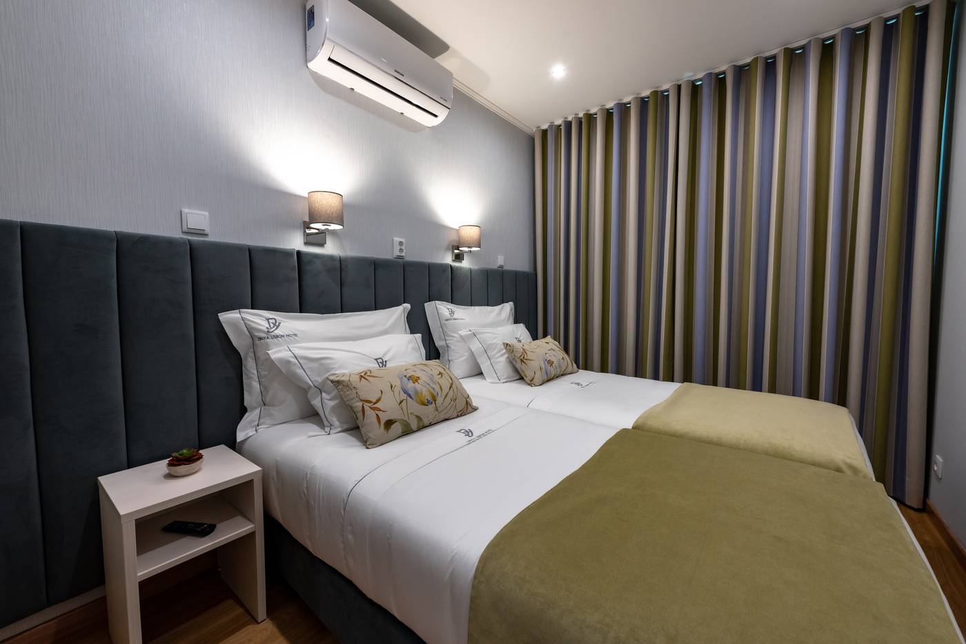 Dinya-Lisbon-Hotel---Lounge-Bar-Room-8