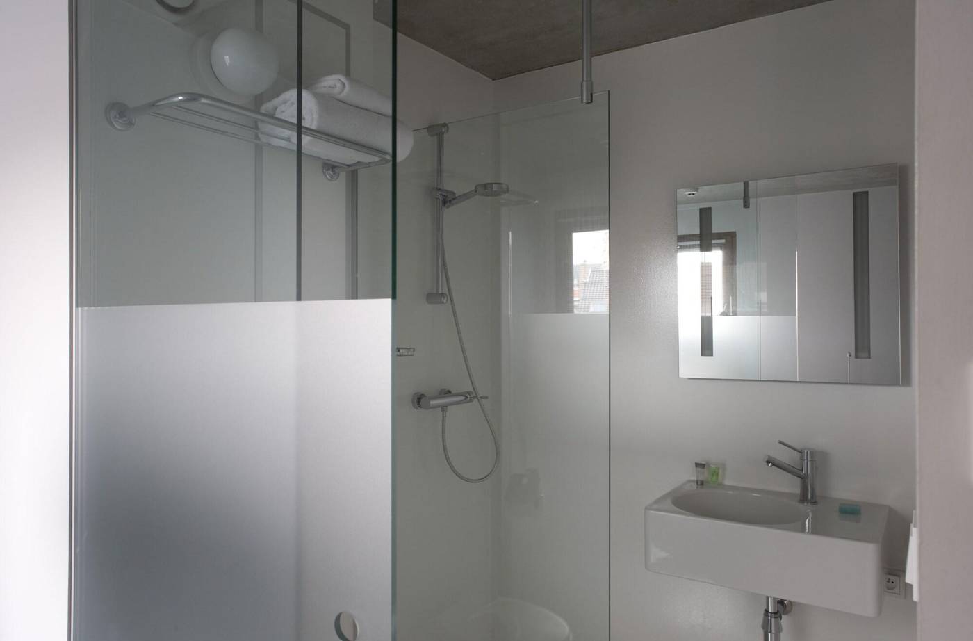 Banks-Belgium-ANTWERP-Room-10