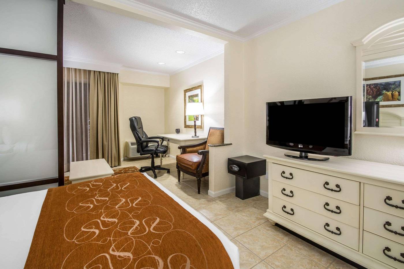 Comfort-Suites-Paradise-Island-Room-27