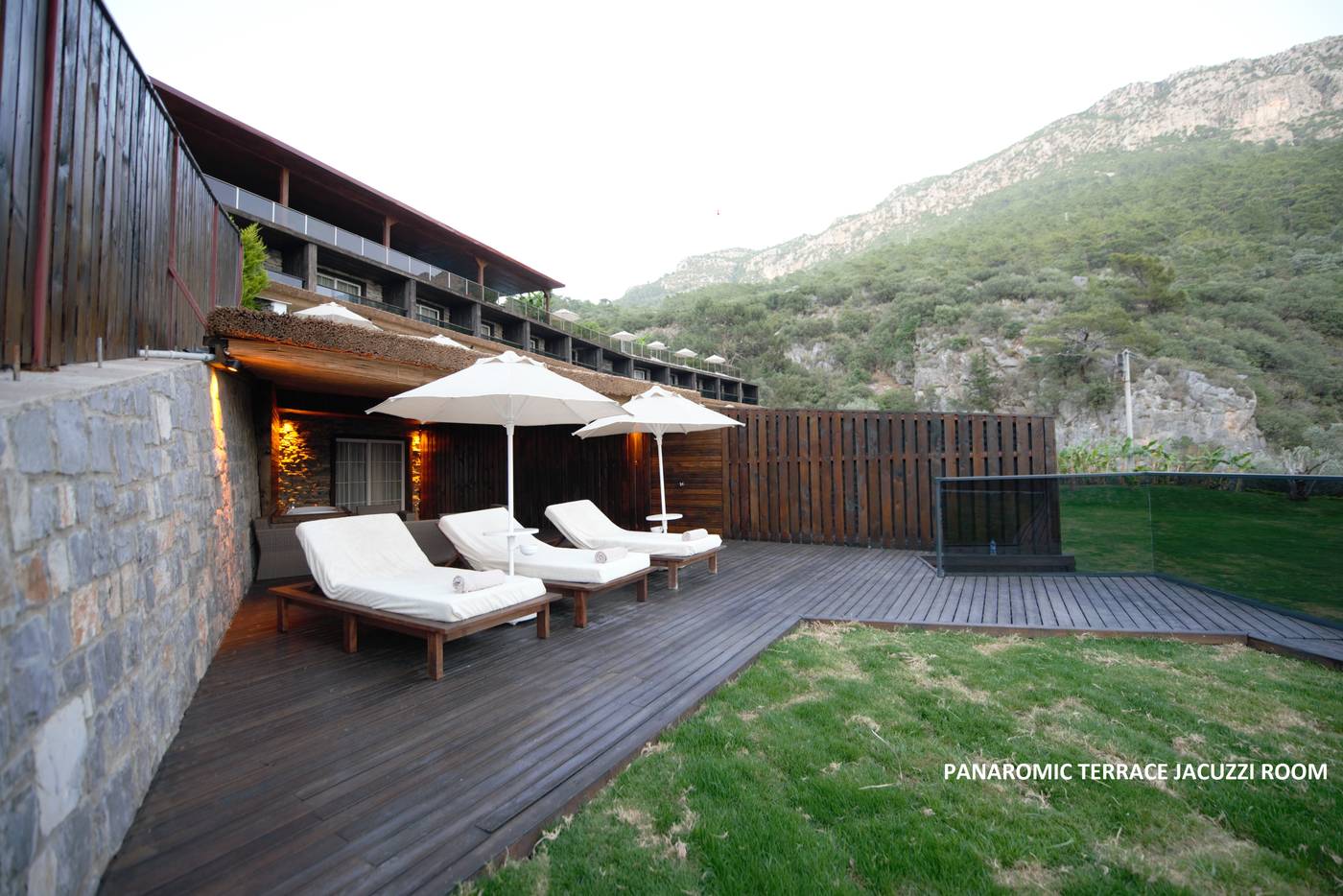 Manaspark-Deluxe-Hotel-Room-14