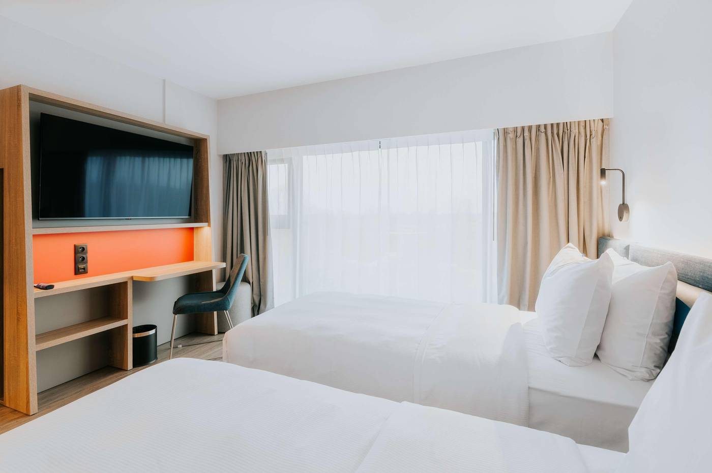 Hampton-By-Hilton-Warsaw-Reduta-Room-36