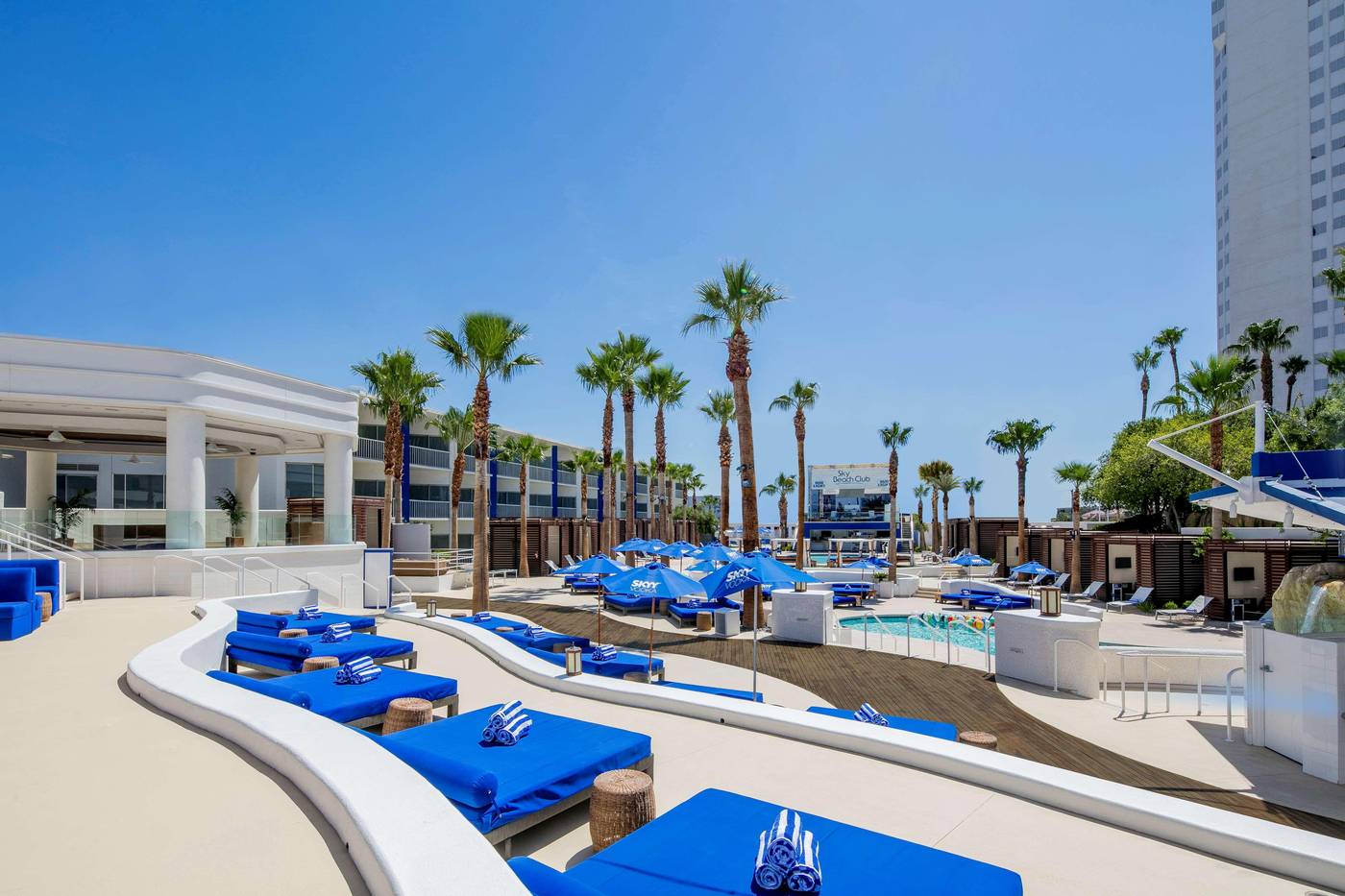 Tropicana-Las-Vegas-a-DoubleTree-by-Hilton-Resort-Pool-36