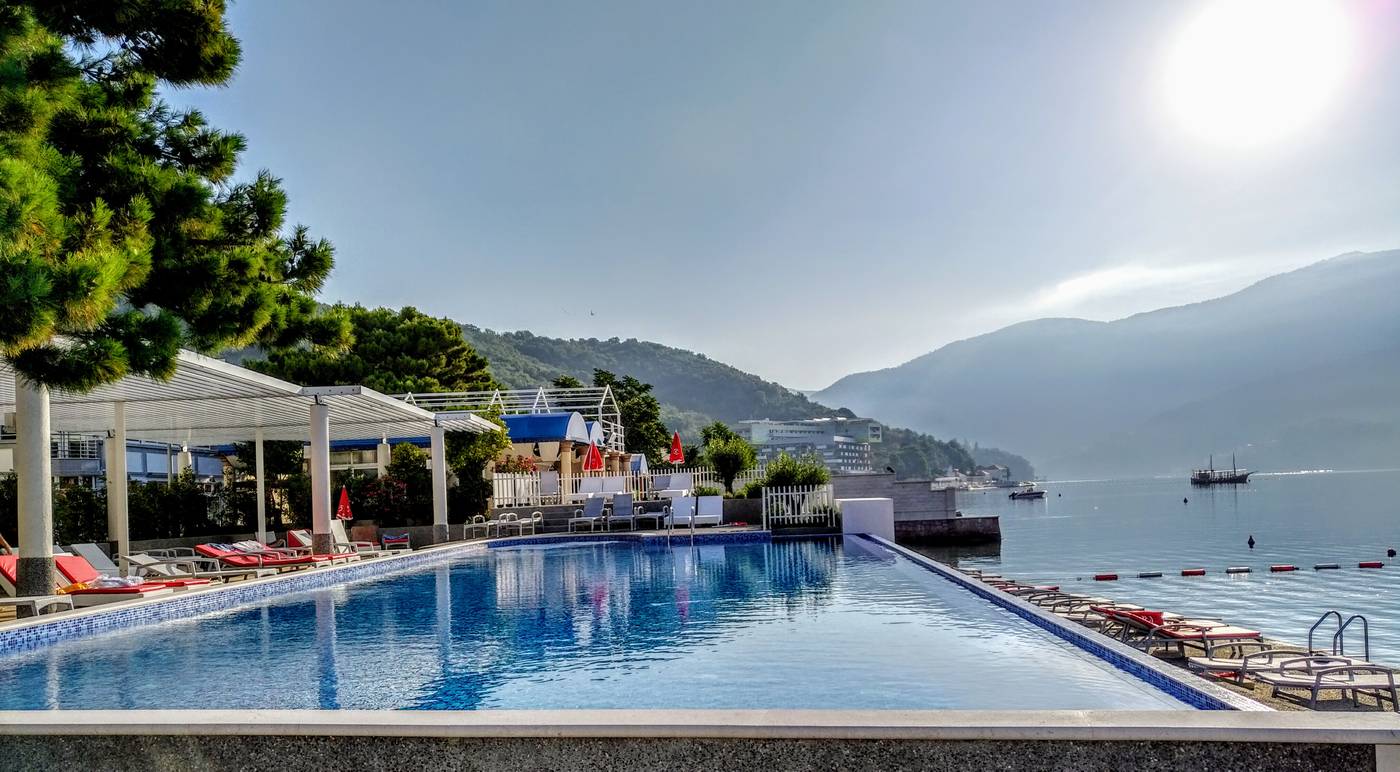 Carine-Hotel-Delfin-Pool-1