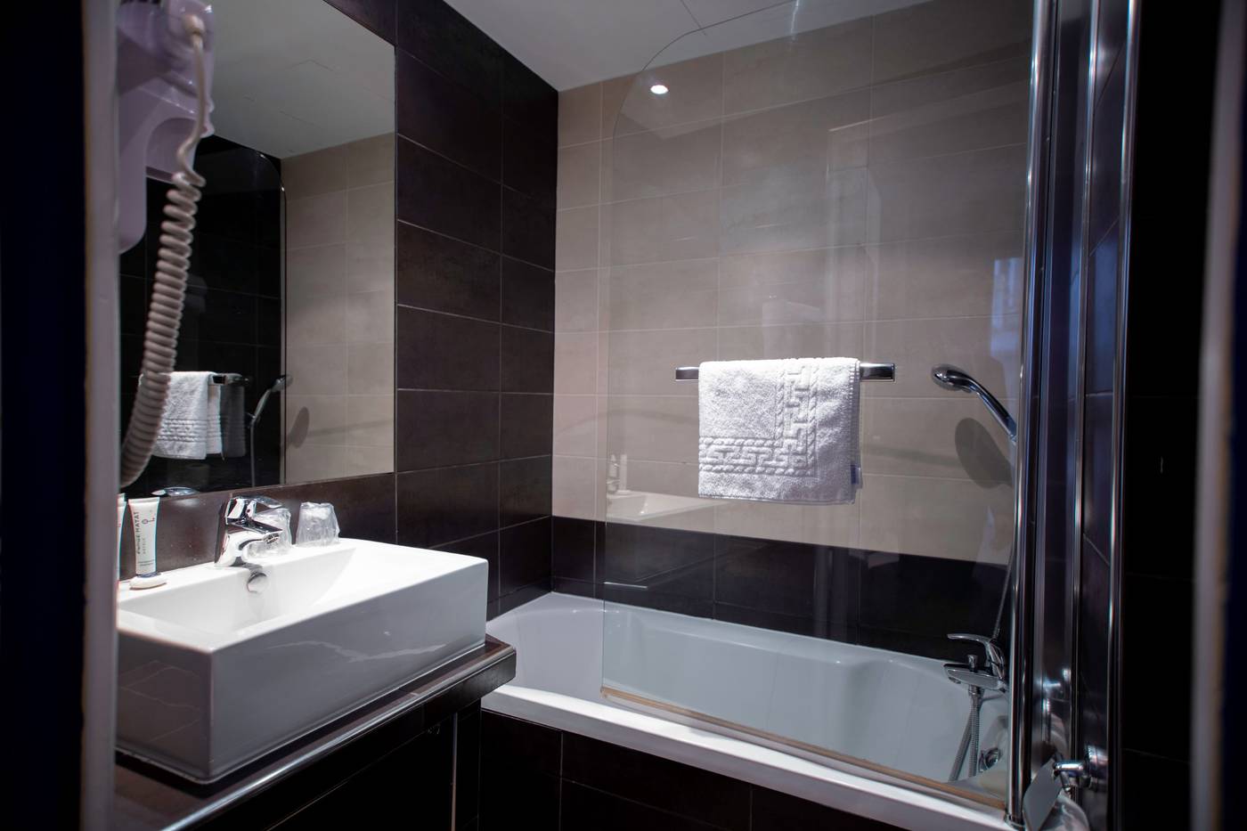 Hotel-du-Theatre-by-Patrick-Hayat-Room-17