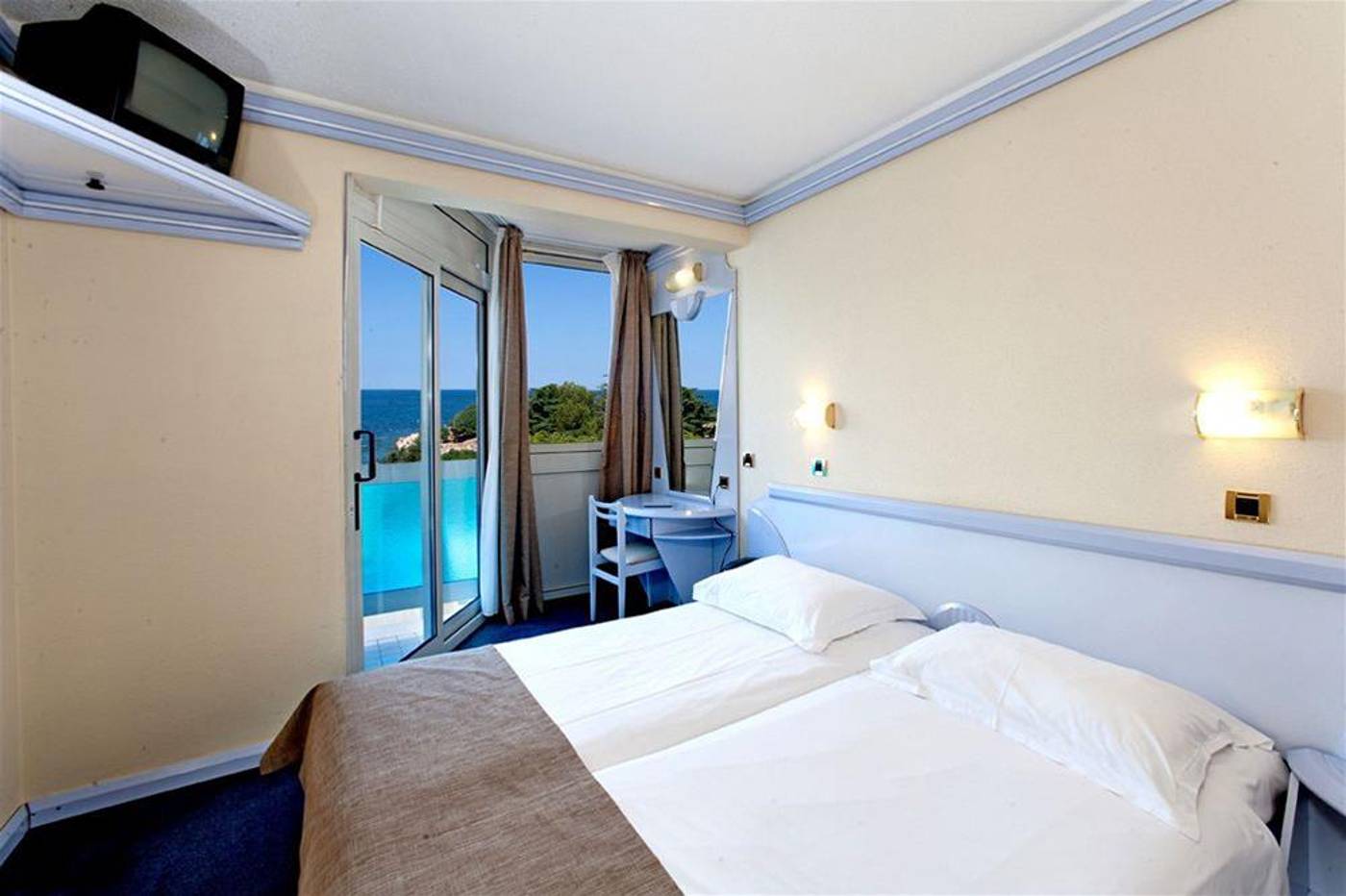 Hotel-Plavi-Plava-Laguna-Room-13
