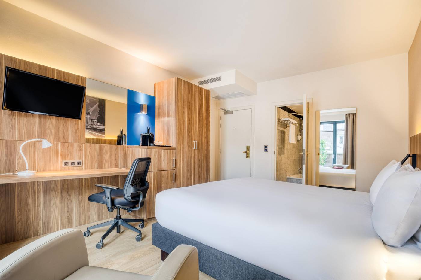 Holiday-Inn-Brussels-Schuman-Room-9