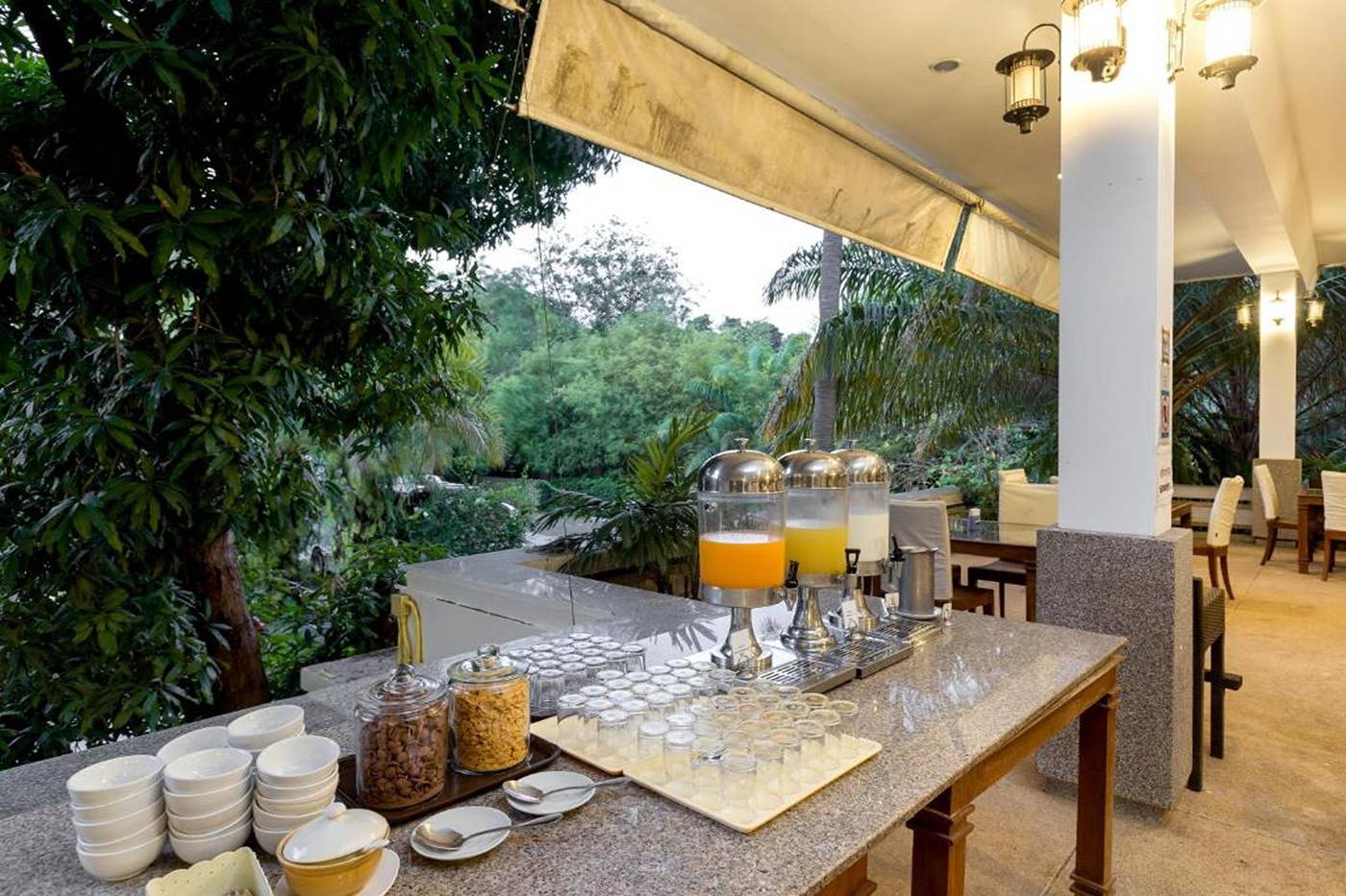 Phuket-Sea-Resort-SHA-by-ZUZU-Restaurant-11