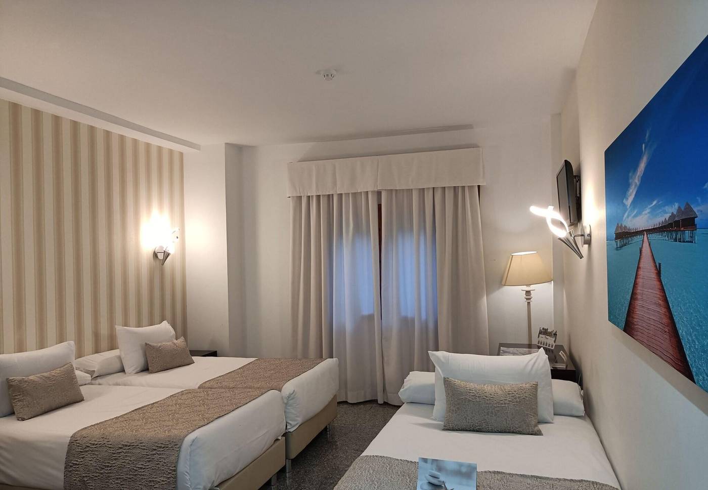 Hotel-Plaza-del-Castillo-Room-21