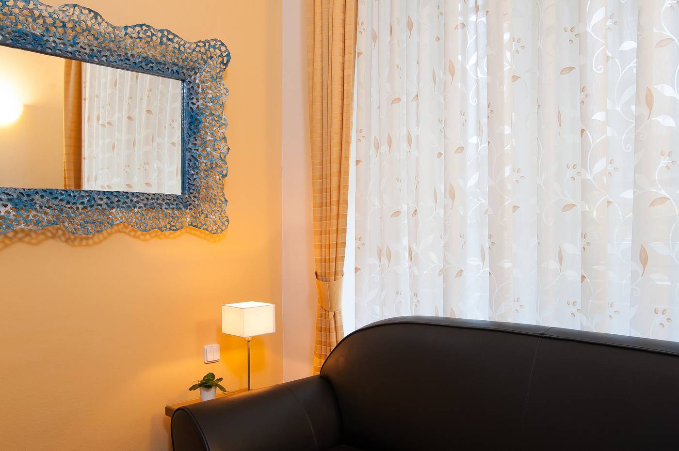 Cloister-Inn-Lobby-31