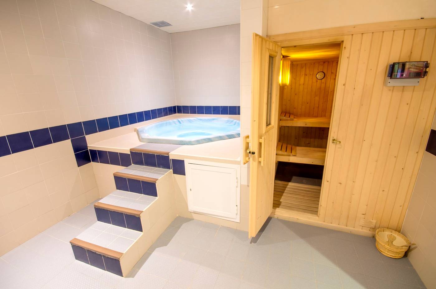 Azuline-Hotel-Bergantin-Sports-and-Entertainment-70