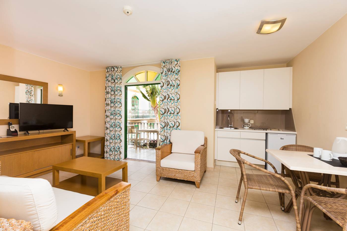 Apartamentos-LIVVO-Puerto-de-Mog--n-Room-16