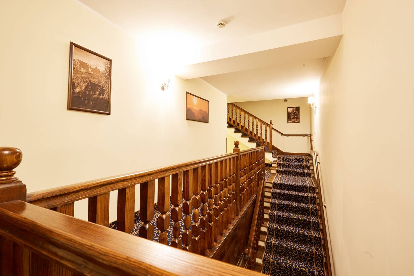 Willa Labelle-Poland-ZAKOPANE-Lobby-6