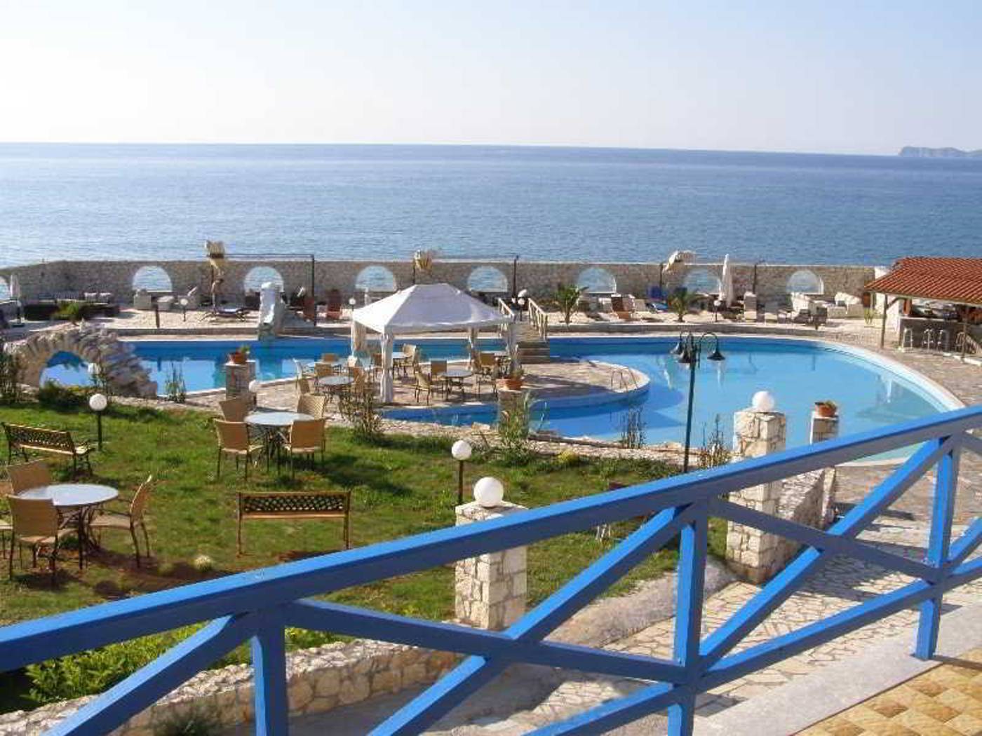 Lassion-Golden-Bay-Pool-5