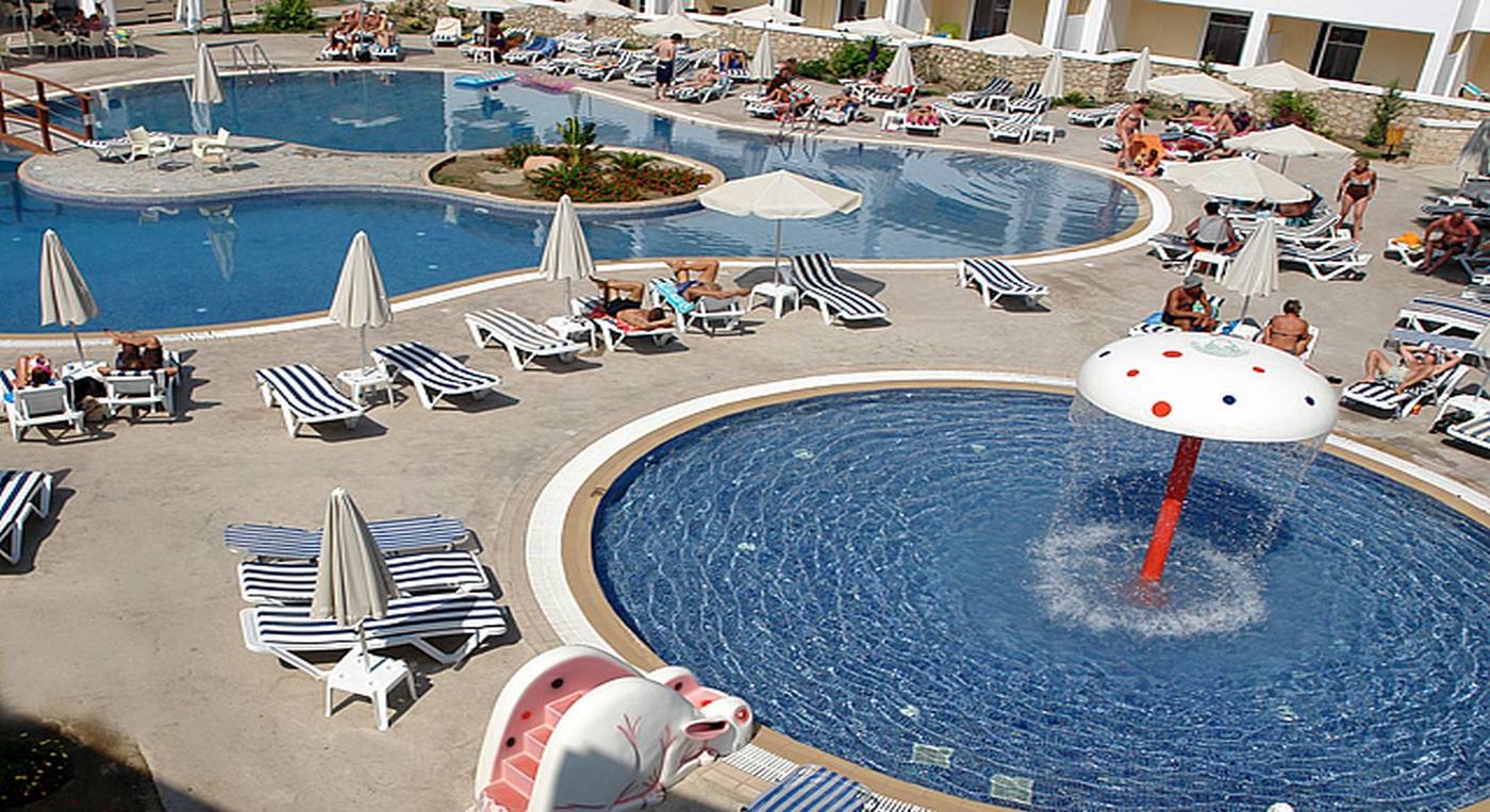 Matina-Pefkos-Aparthotel-Pool-11