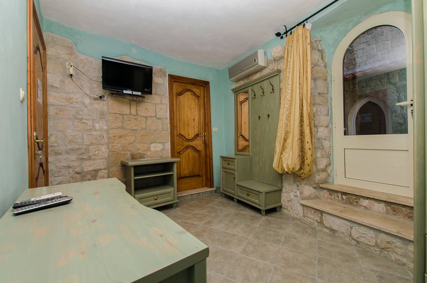 Palace-Derossi-Room-14