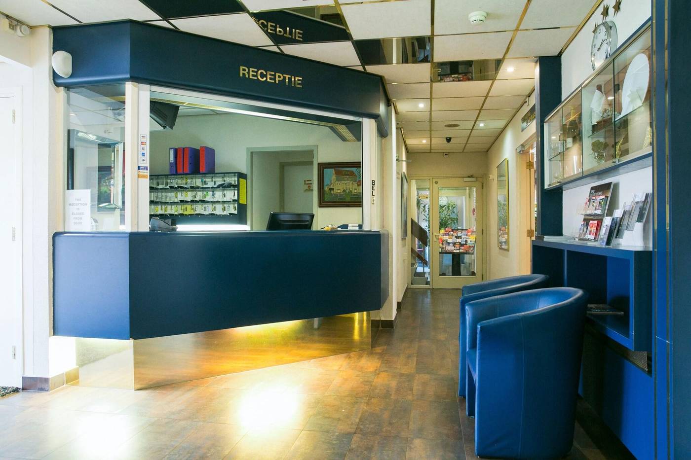 Hotel-Zwanenburg-Amsterdam-Airport-Lobby-3