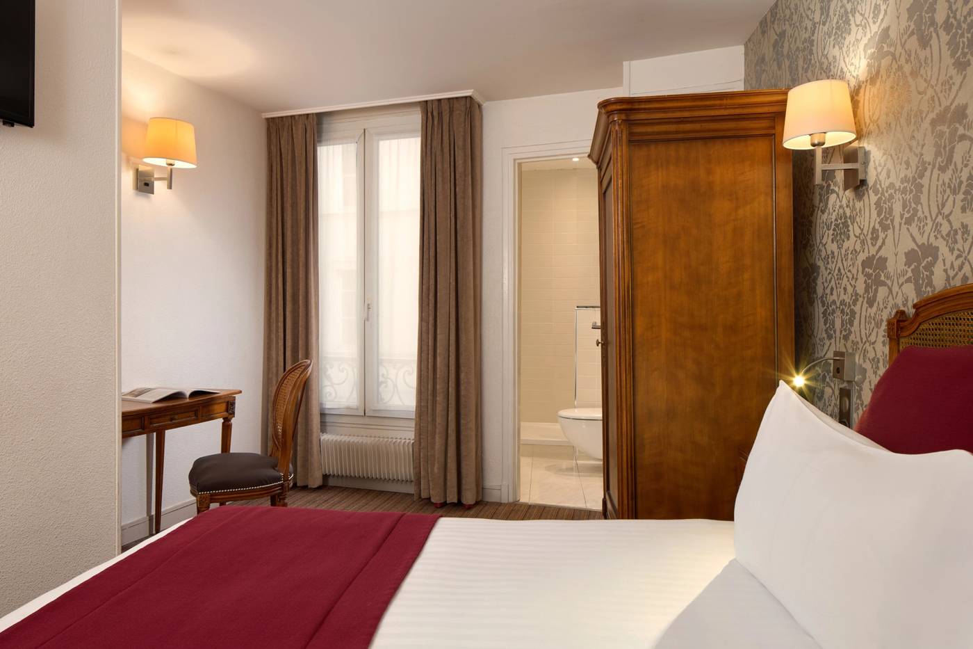 Best-Western-Tour-Eiffel-Invalides-Room-10