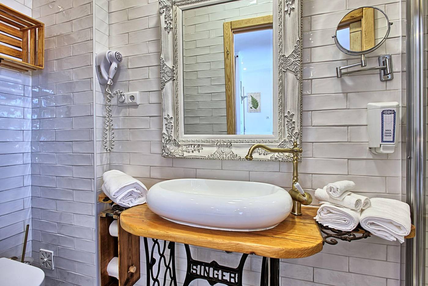 Ninho-Saloio-Room-48