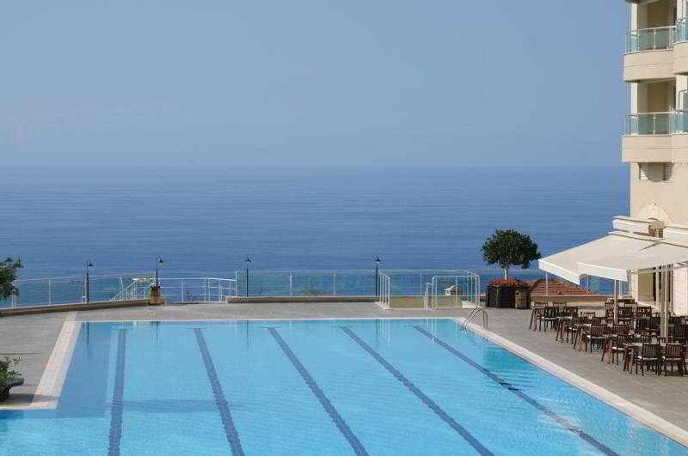 Goldcity-Hotel-Pool-5