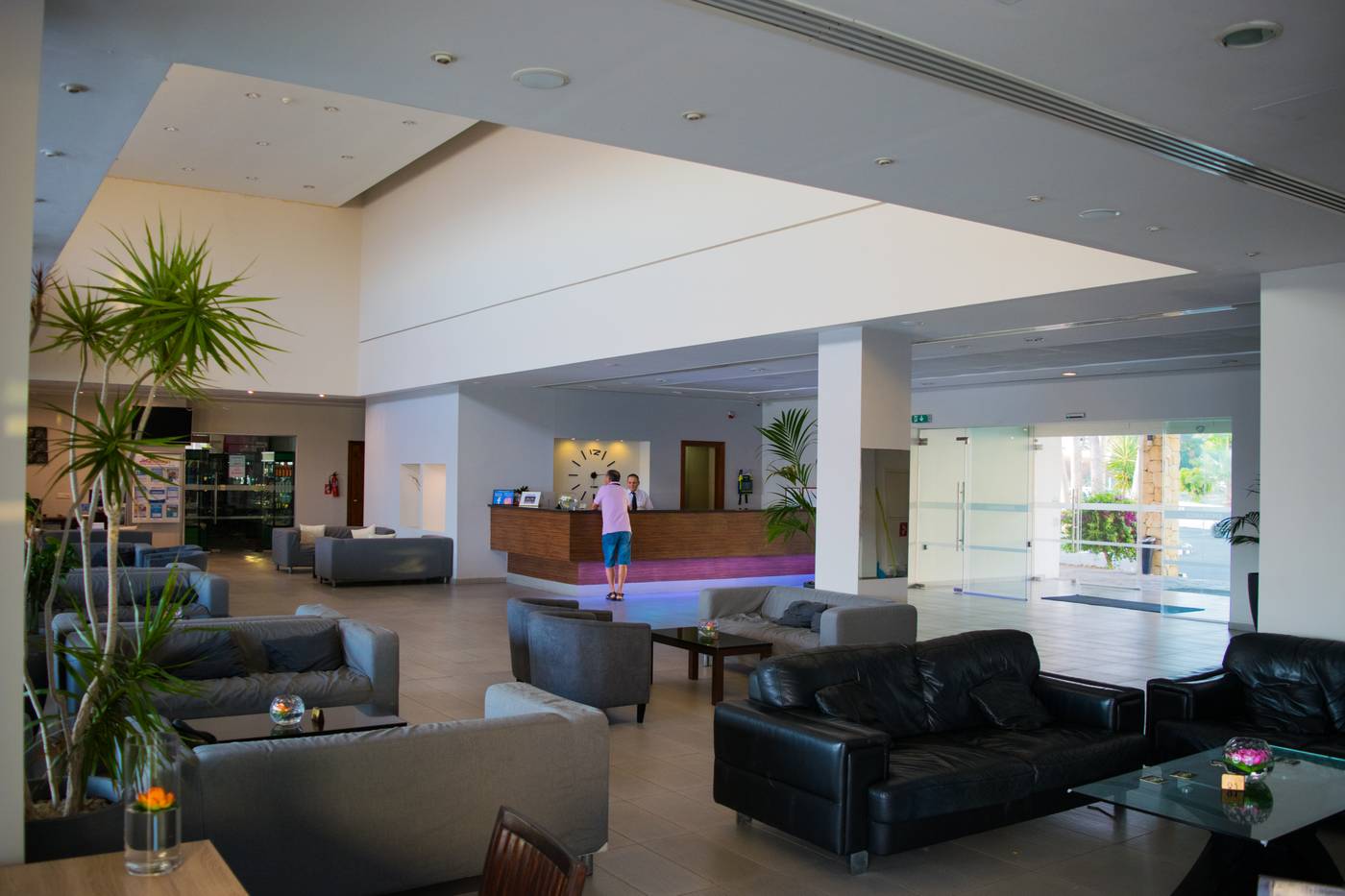 Theo-Sunset-Bay-Lobby-38