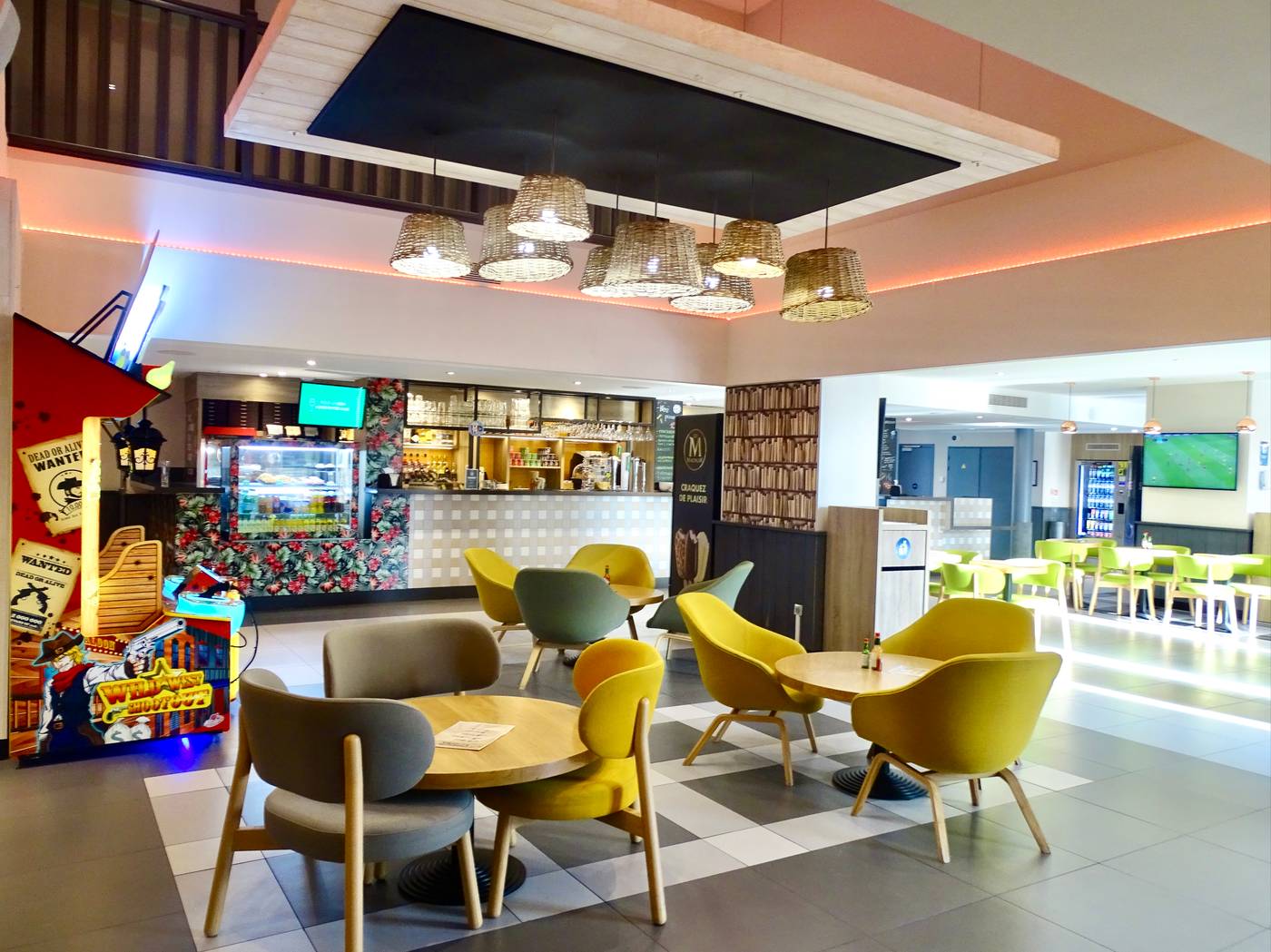 Campanile-Val-de-France-Ex-Kyriad-Disneyland-Bar-3