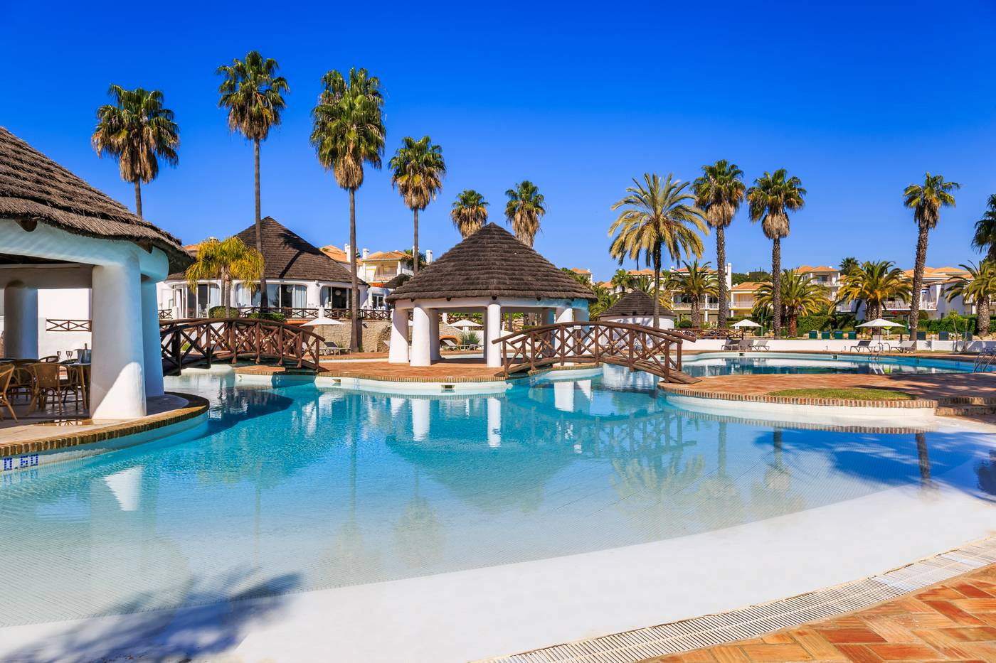 Encosta-do-Lago-Resort-Pool-14