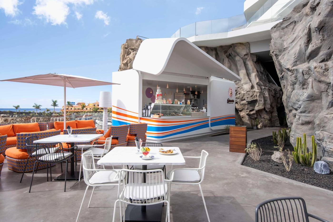 Royal-Hideaway-Corales-Suites--part-of-Barcel---Hotel-Group-Bar-11
