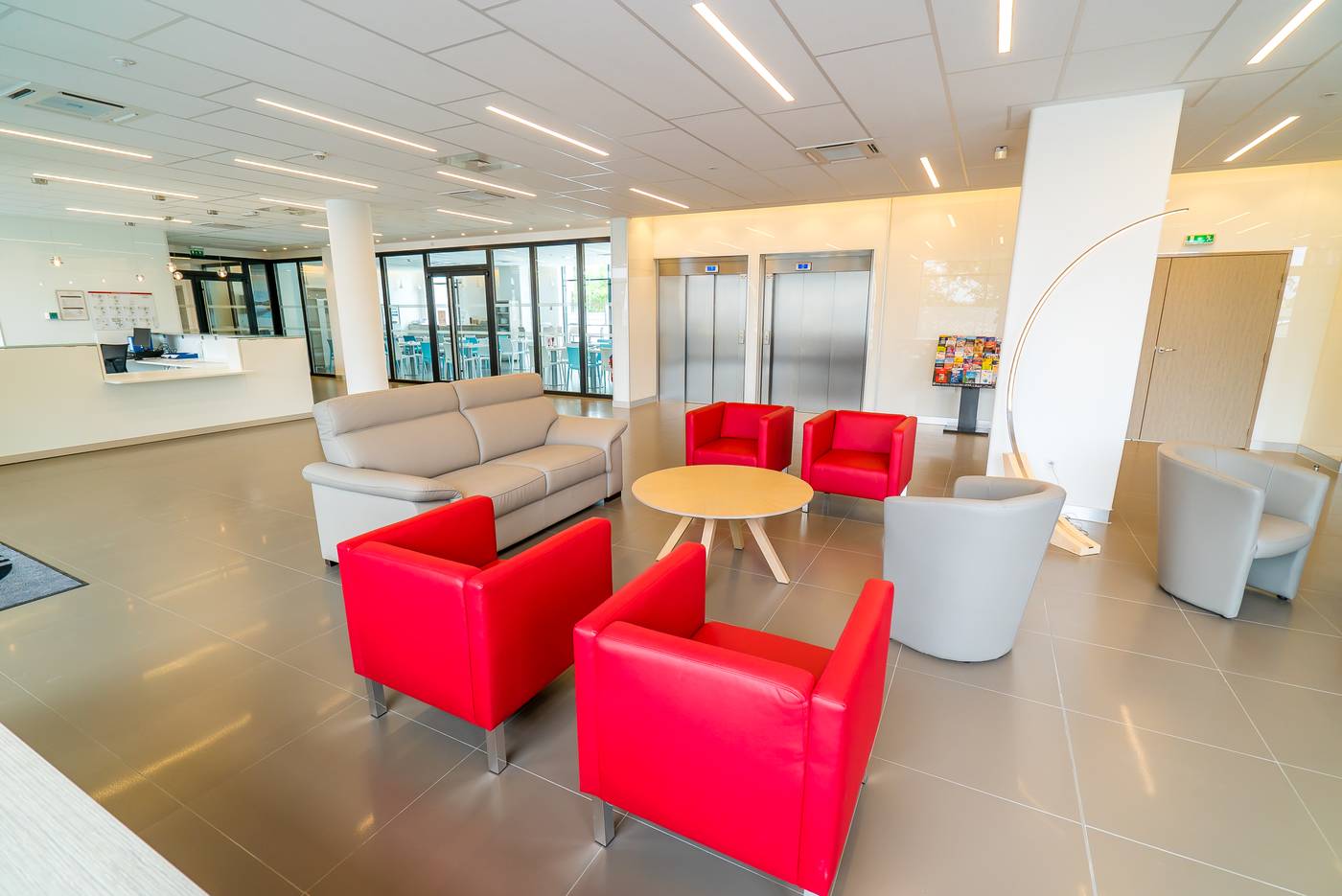 All-Suites-Choisy-Le-Roi-Lobby-9