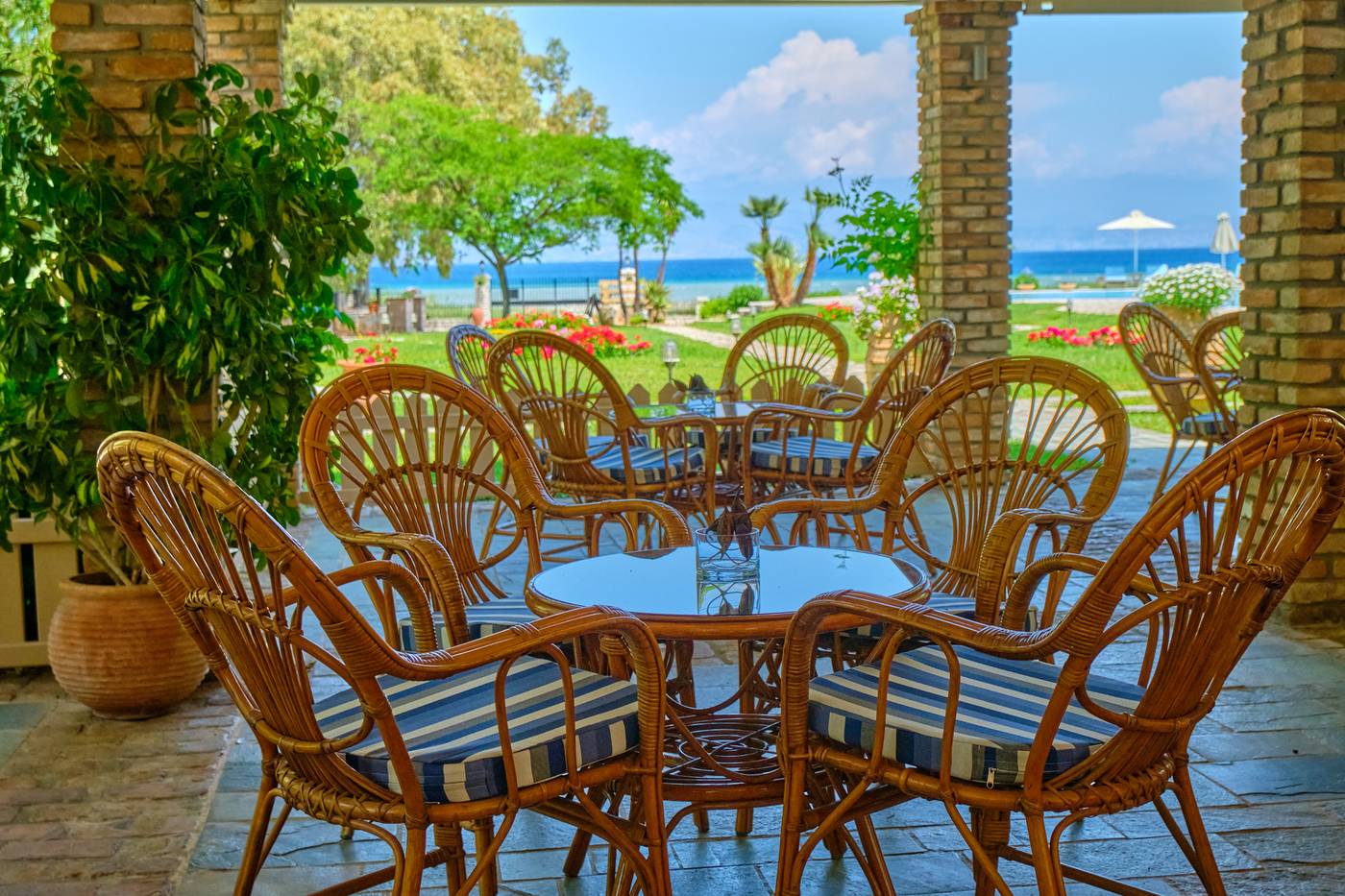 Chrismos-Luxury-Suites---Studios-Restaurant-9