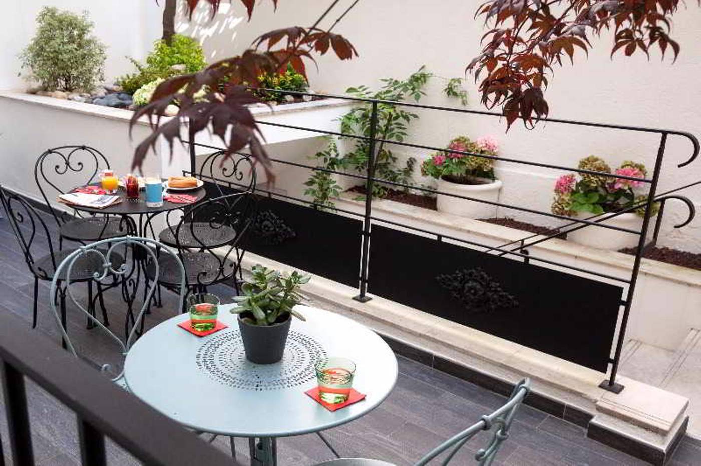 Hotel-des-3-Poussins-Terrace-17