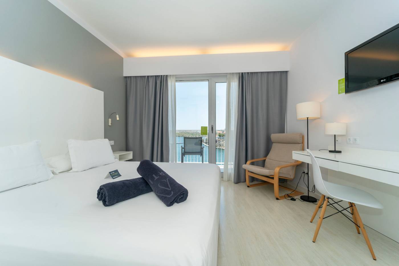 Artiem-Carlos-III-Room-15