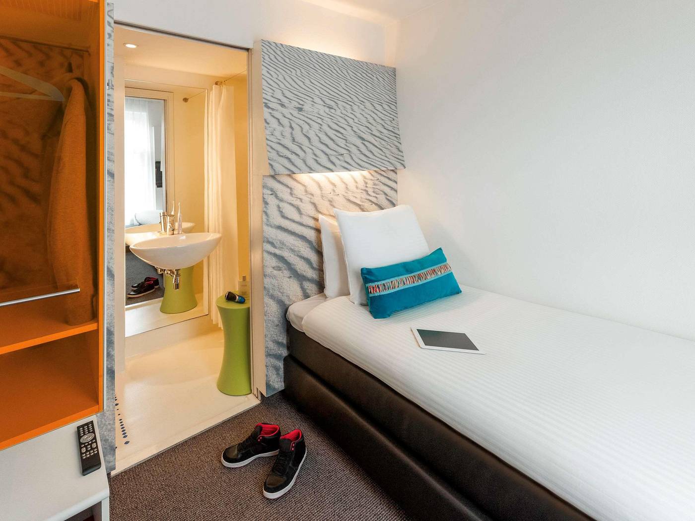ibis-Styles-Amsterdam-Central-Station-Room-11