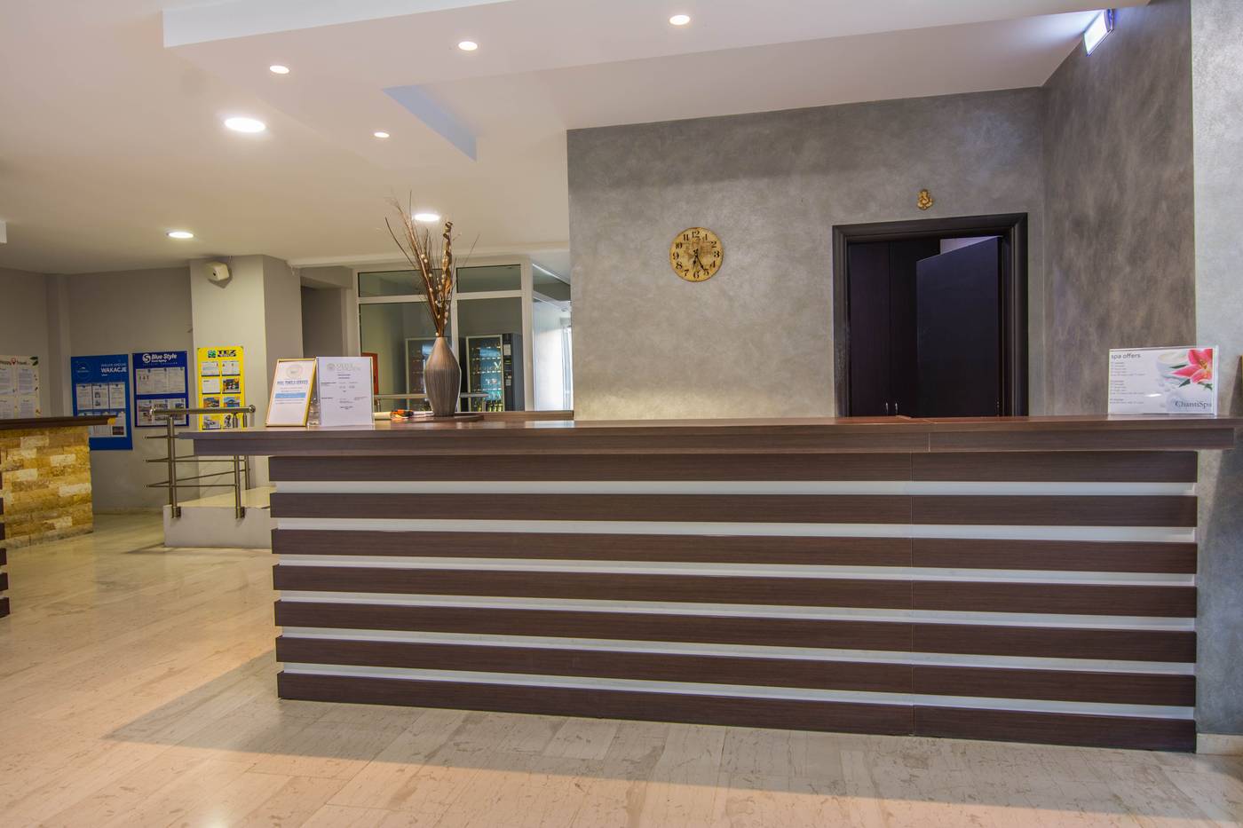 Olive-Garden-Lobby-35