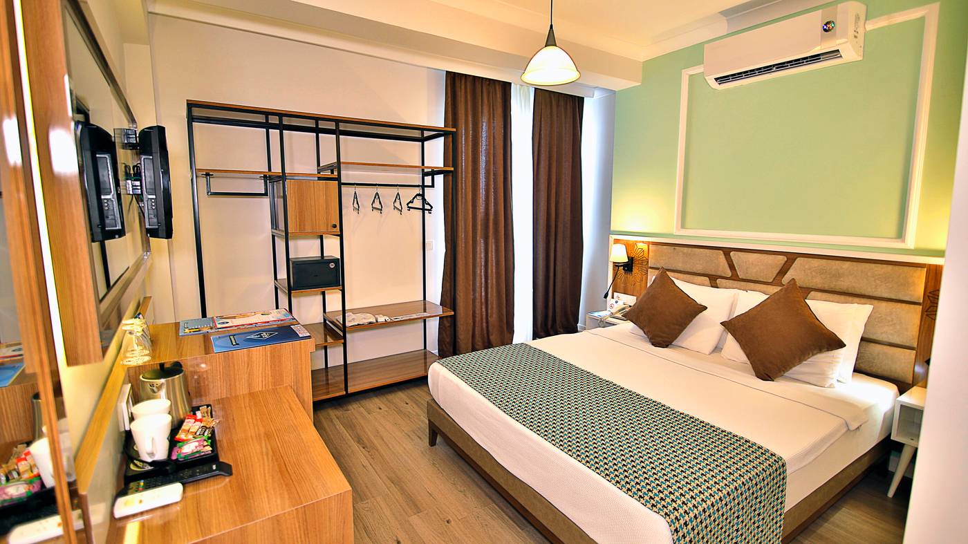 Big-Blue-Suite-Hotel-Room-30