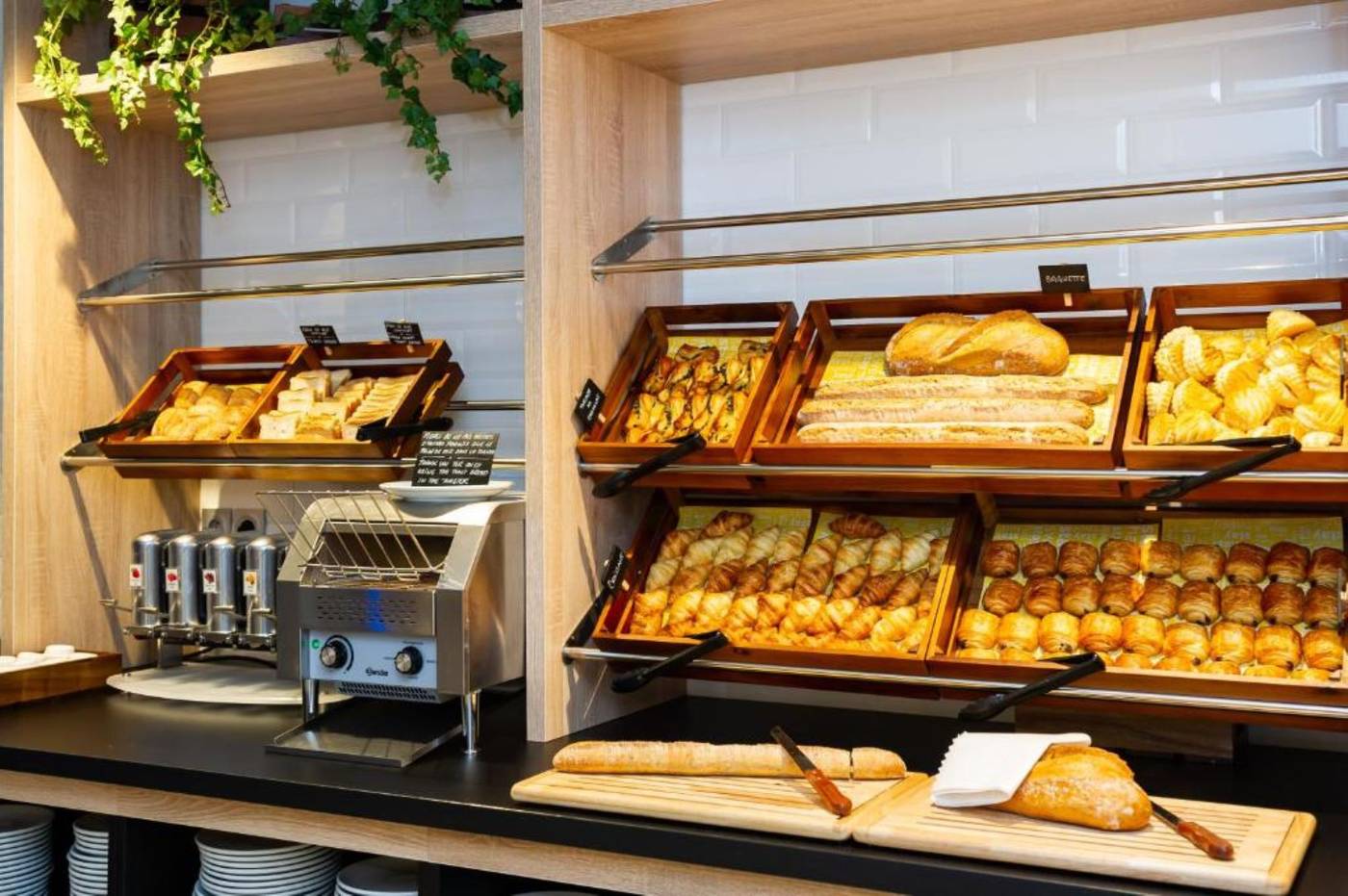 Staycity-Aparthotels-near-Disneyland---Paris-Restaurant-55