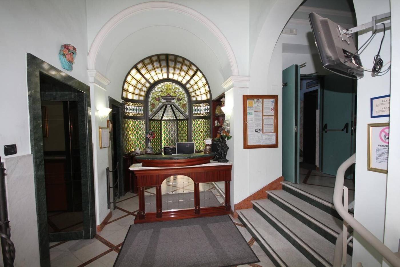 Hotel-Marisa-Lobby-4