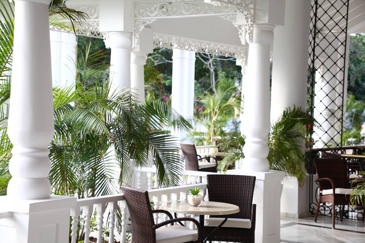 Luxury-Bahia-Principe-Runaway-Bay-All-Inclusive-Adults-Only-Bar-22